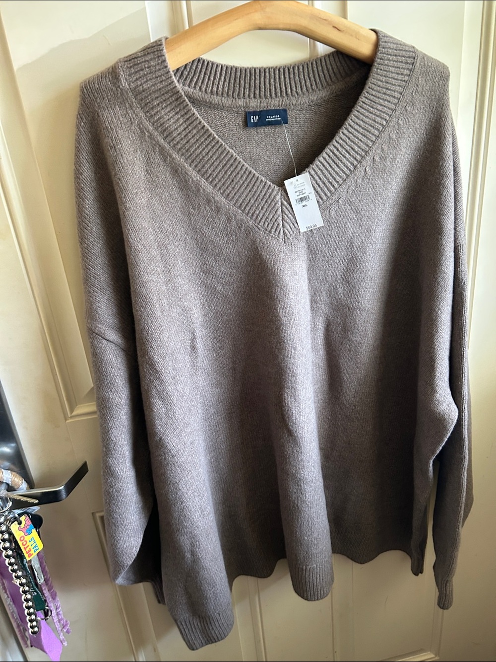 GAP V-Neck Sweater in Taupe Gray